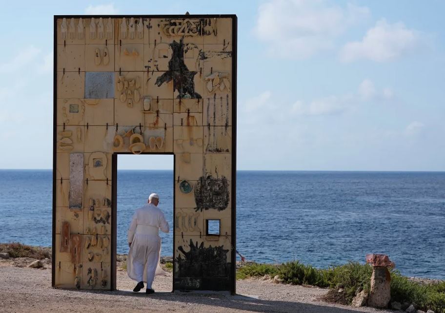 Papa León XIV Visita Lampedusa con Mensaje de Solidaridad por Migrantes Fallecidos