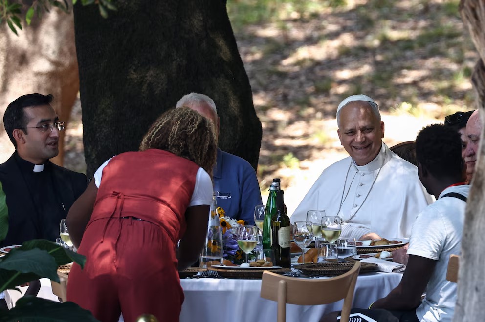 Papa León XIV Comparte Almuerzo con Migrantes y Personas Vulnerables en Castel Gandolfo