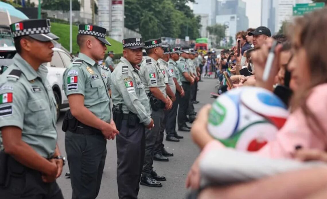 Aficionados Mexicanos Generan Controversia en el Mundial por Protestas Nocturnas Frente a Hoteles de Selecciones Rivales