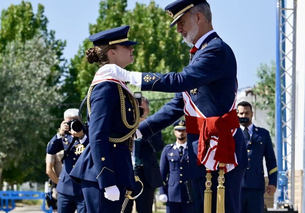 La Princesa Leonor Recibe la Gran Cruz al Mérito Aeronáutico tras Concluir su Formación Militar