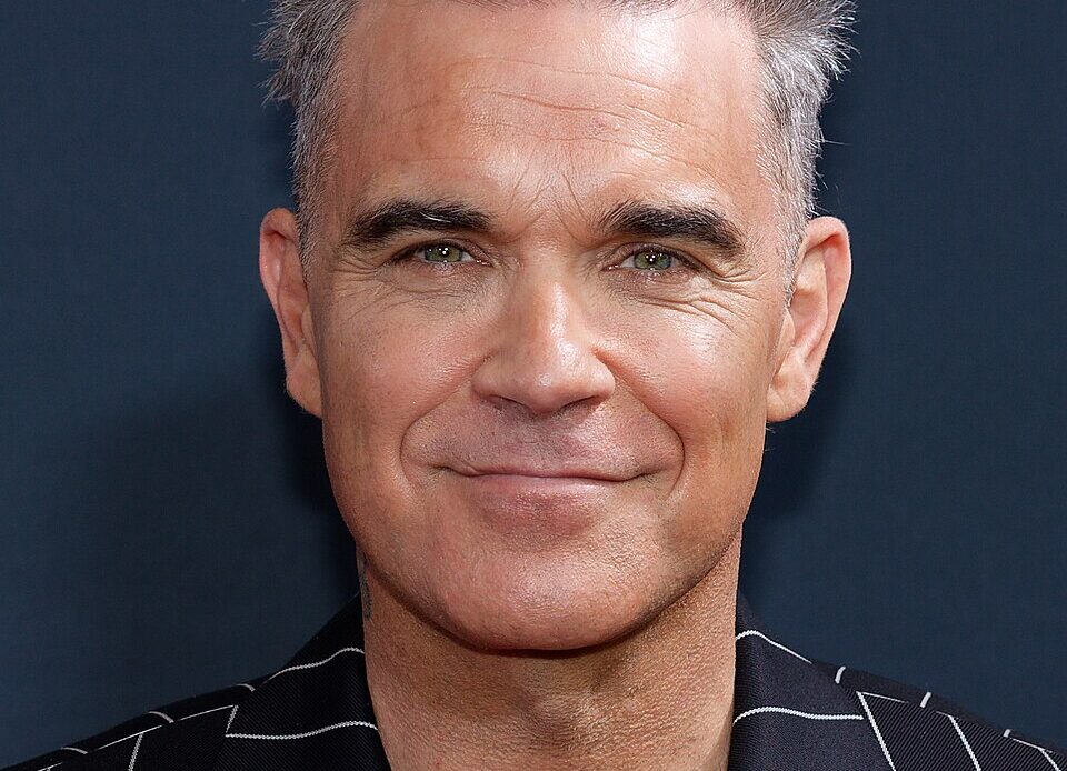 Robbie Williams Responde con Ironía a Rumores de Consumo de Sustancias Tras Video Viral