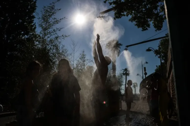 Francia Enfrenta Consecuencias Devastadoras Tras Tormentas: Dos Fallecidos y Miles de Hogares Sin Electricidad