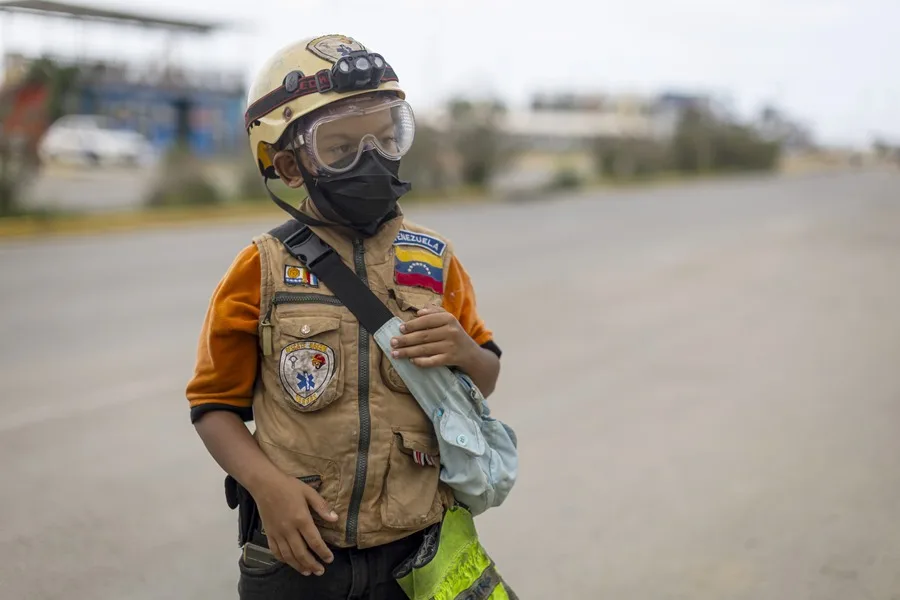 Joven de La Guaira se Destaca en Rescate de Mascotas Tras Terremoto