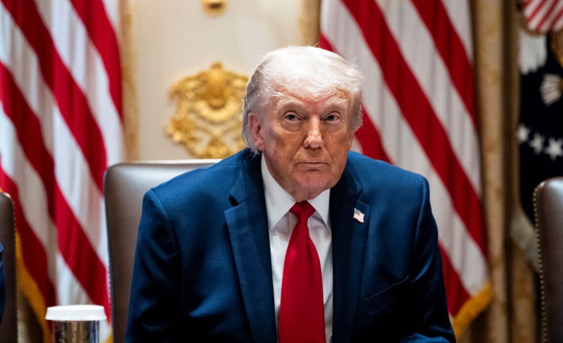 Jueza federal acusa a Trump y su equipo legal de manipular el sistema judicial por demanda contra el IRS
