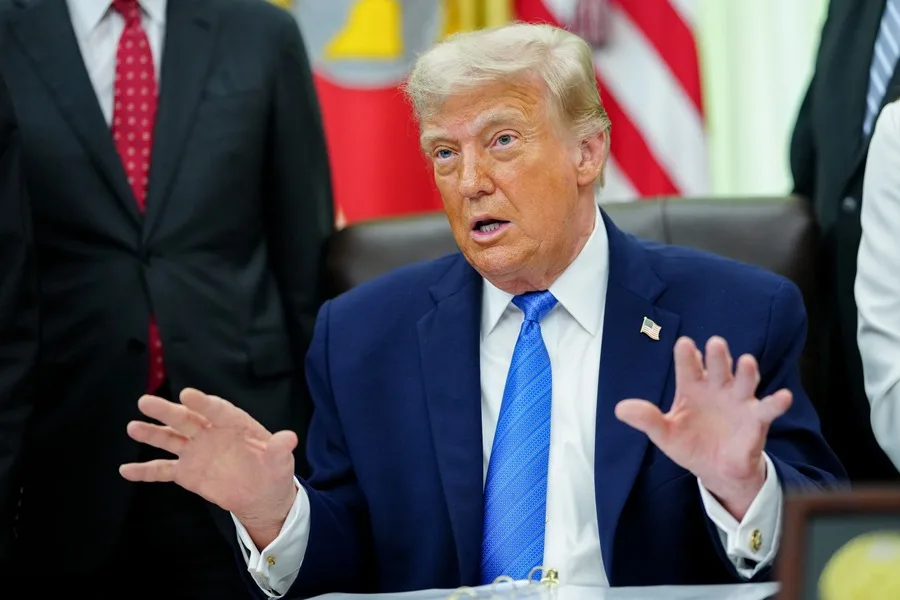 Tras Ofensiva en Irán, Trump Sostiene que el Estrecho de Ormuz Permanece Operativo