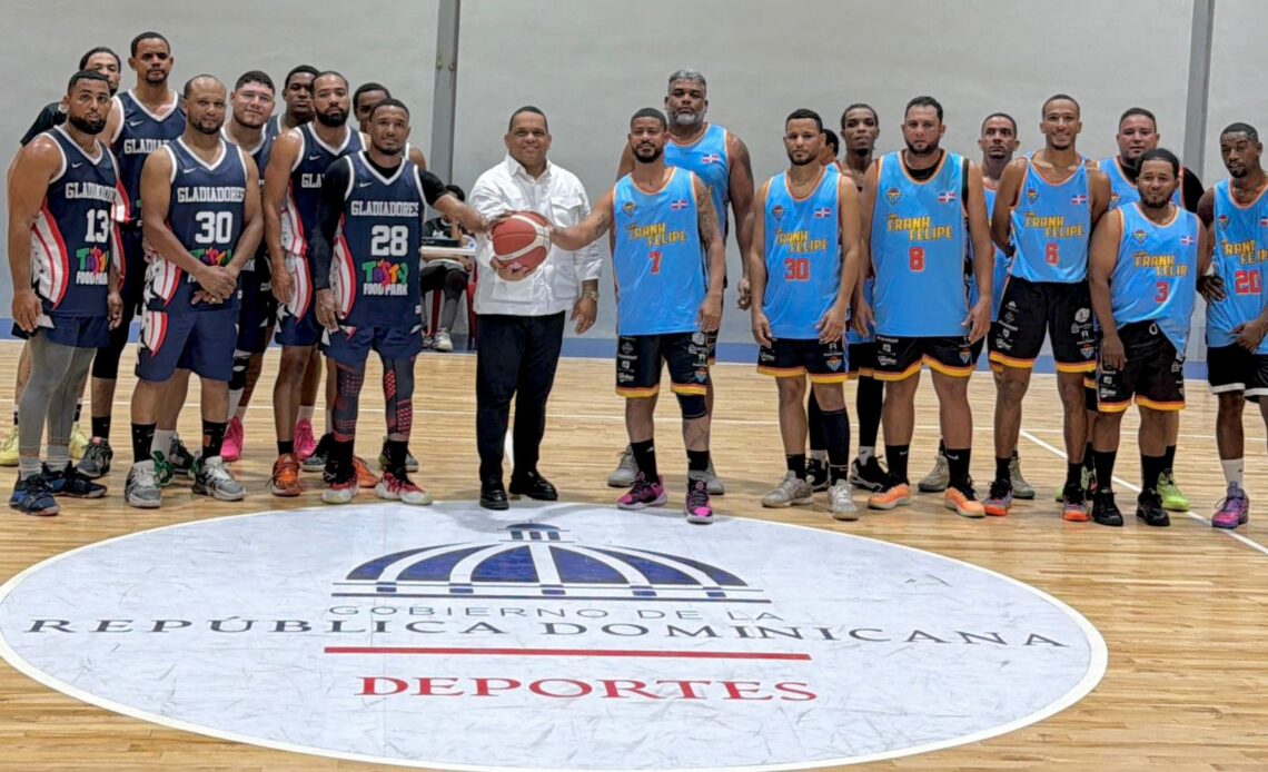 Tony Almonte Protagoniza el Saque de Honor en la Final del Torneo de Baloncesto para Veteranos del Club Gregorio Luperón