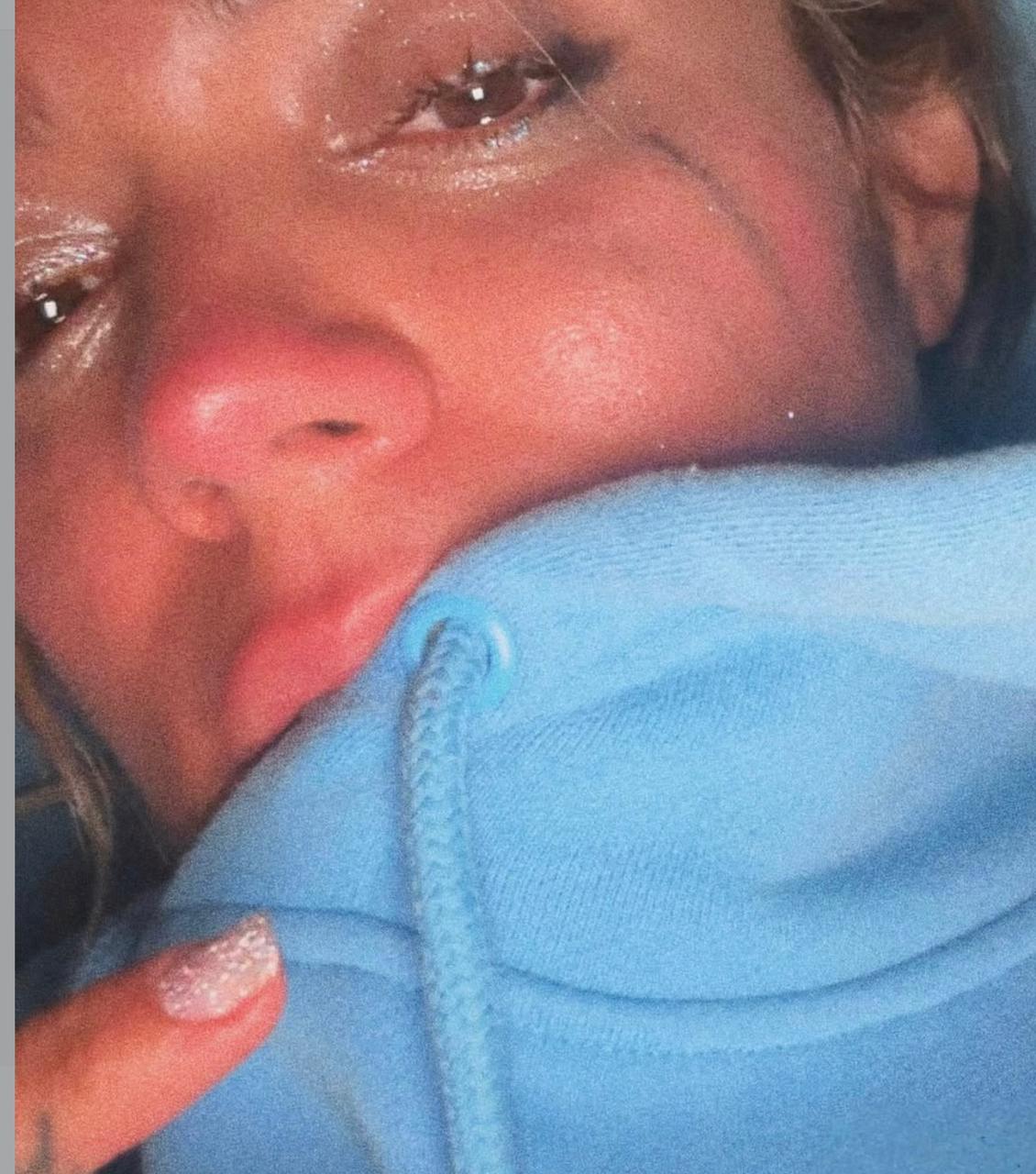 Karol G Comparte una Emocionante Imagen y Confiesa Haber Llorado Abundantemente