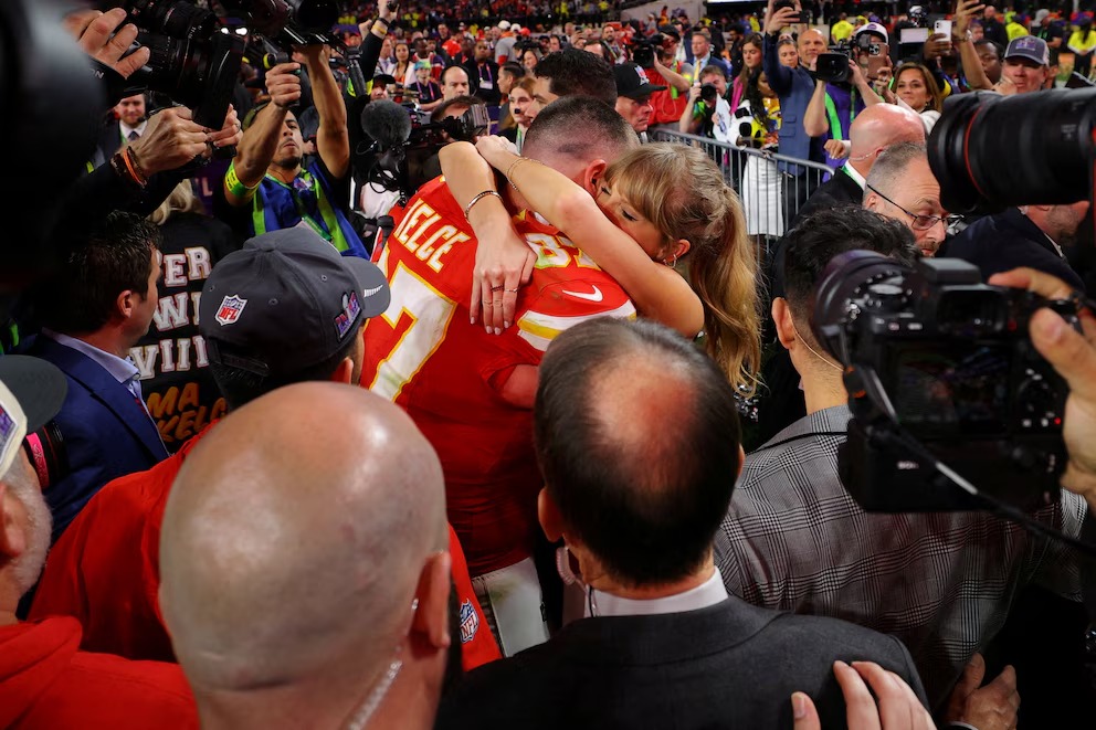 Taylor Swift y Travis Kelce Realizan su Primera Aparición Pública como Matrimonio