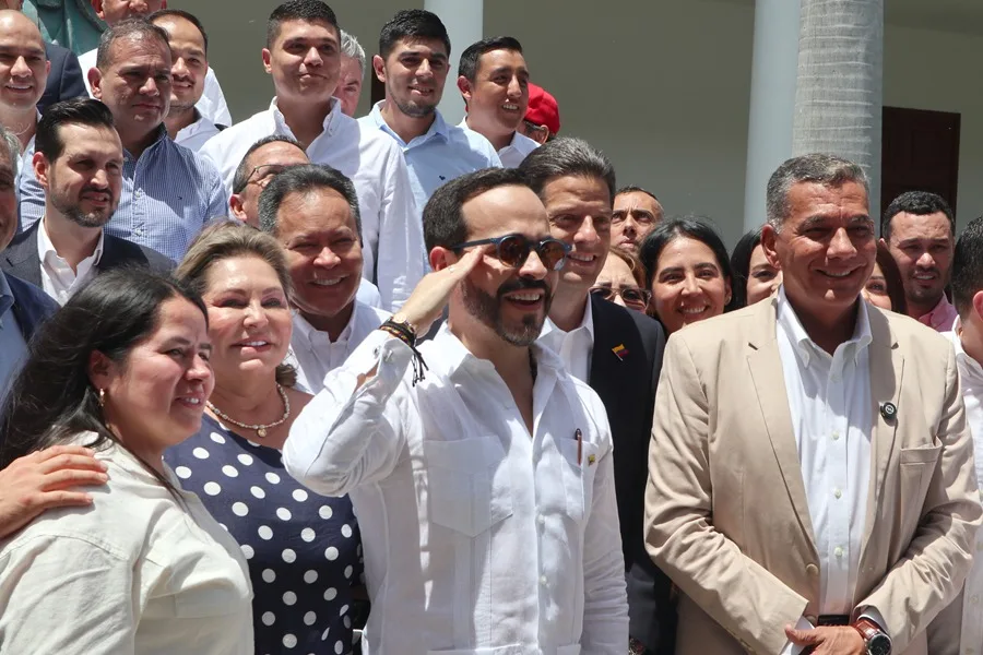 Abelardo de la Espriella Genera Debate en Colombia por Propuesta de Investidura Presidencial en Base Militar