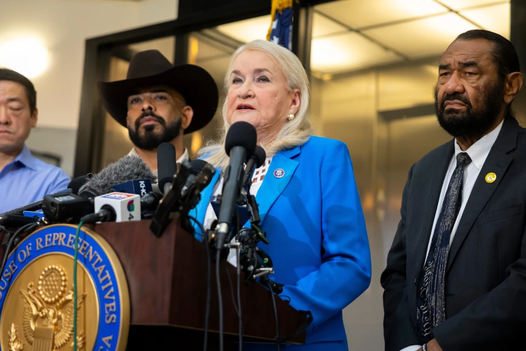 Testigos Contradicen Versión Oficial sobre Disparo de Agente del ICE a Inmigrante en Houston