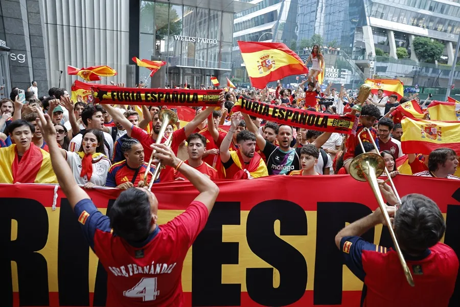 Aficionados Españoles Tiñen de Rojo las Calles Neoyorquinas en la Víspera de la Final del Mundial contra Argentina