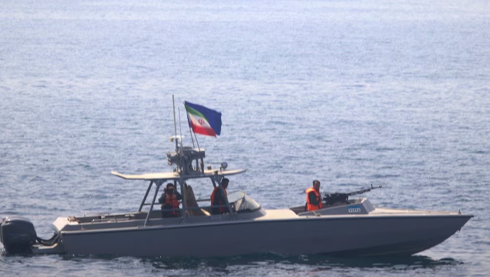 Irán Cierra el Estrecho de Ormuz, Intensificando la Tensión con Estados Unidos