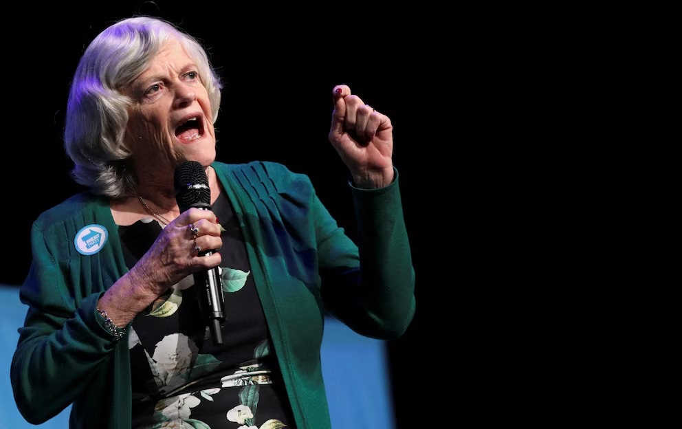 Fallecimiento de Exministra Británica Ann Widdecombe Bajo Investigación por Homicidio