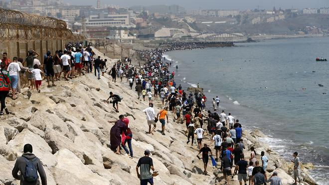 Italia Restablece Controles Fronterizos con España por Crisis Migratoria en Ceuta