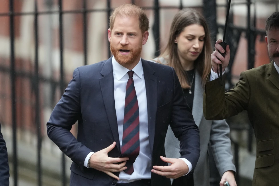 El Príncipe Enrique y Elton John Pierden Demanda Contra el Editor del Daily Mail