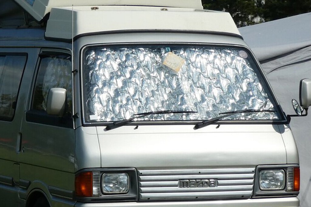 Expertos Alemanes Revelan la Forma Correcta de Usar el Parasol para Reducir el Calor en el Coche