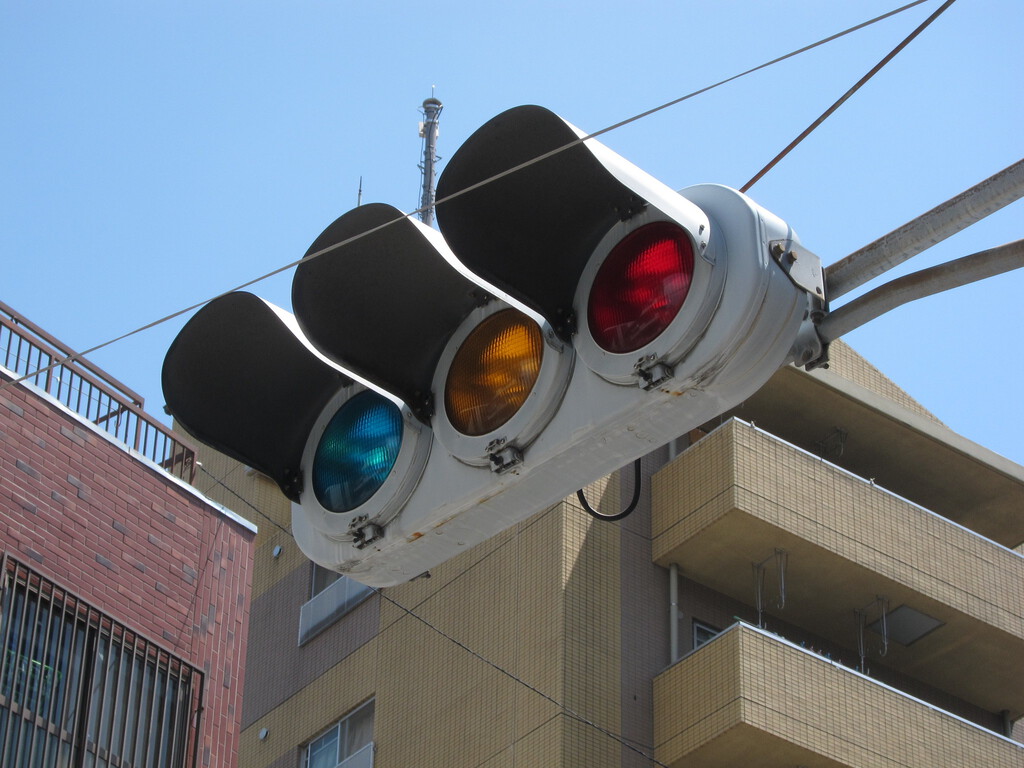 La Peculiaridad del Semáforo Japonés: ¿Por Qué el Verde se Llama Azul?