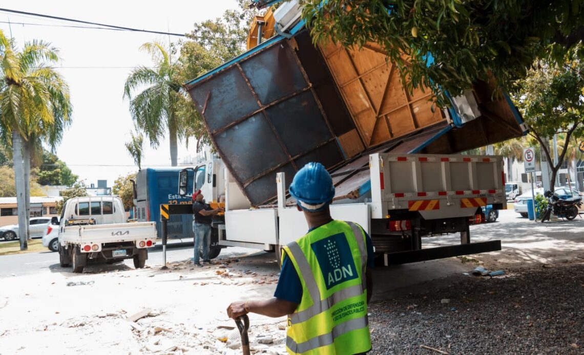 ADN Elimina Bancas de Lotería Ilegales en la Avenida Jiménez Moya en Esfuerzo de Recuperación de Espacios Verdes