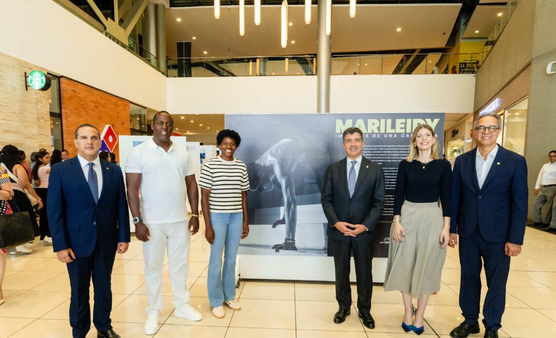 Marileidy Paulino Visita Exposición Fotográfica Conmemorativa de su Carrera