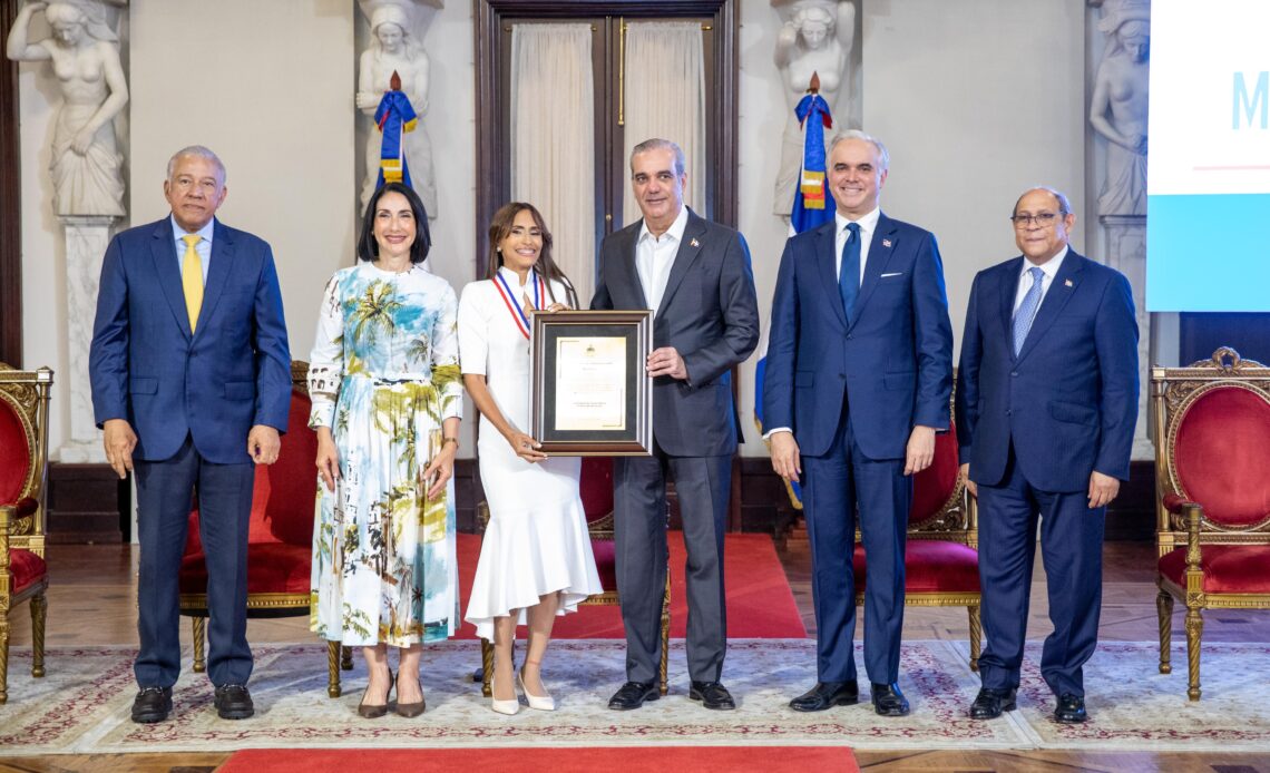 Presidente Abinader Otorga Medalla al Mérito Magisterial 2026 a Destacados Educadores