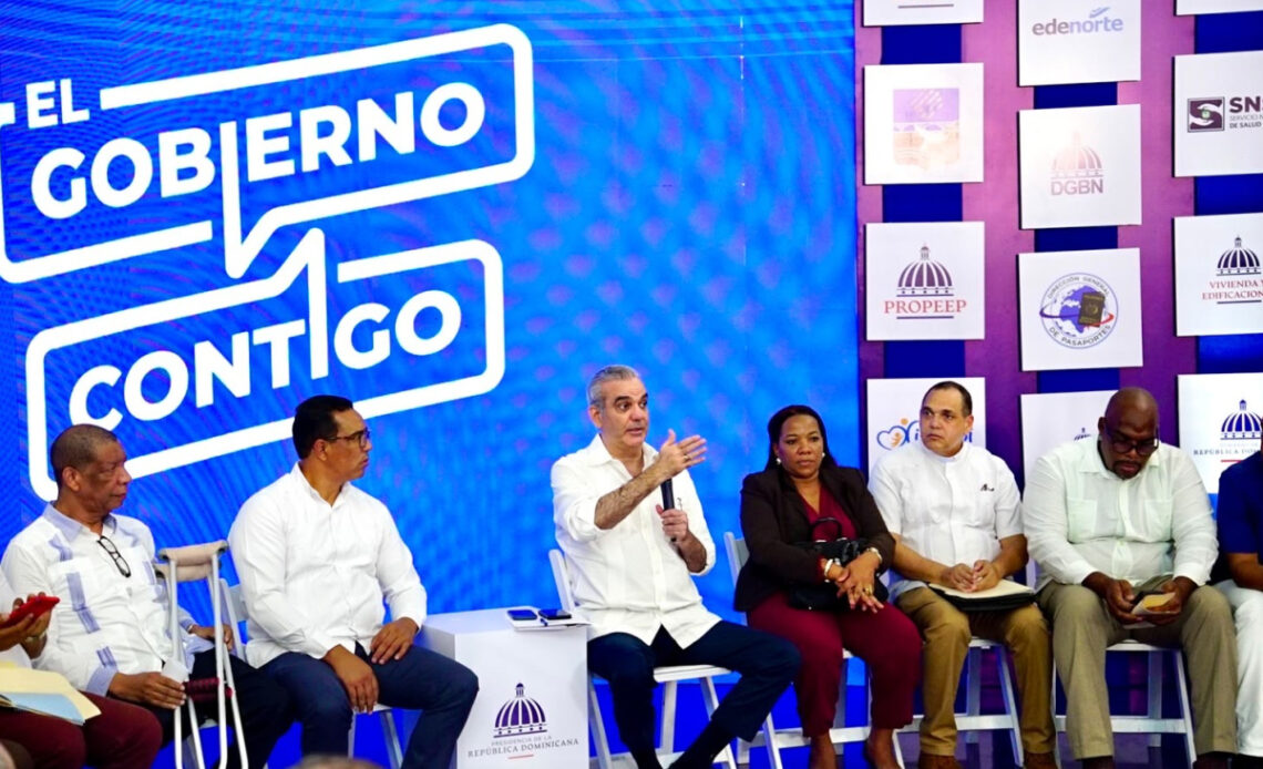 Presidente Abinader Responde a Demandas Comunitarias en Samaná: Agua, Vías y Desarrollo
