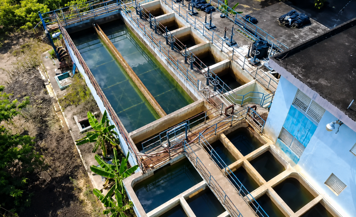 Habitantes de Samaná Enfrentan Prolongada Escasez de Agua Potable