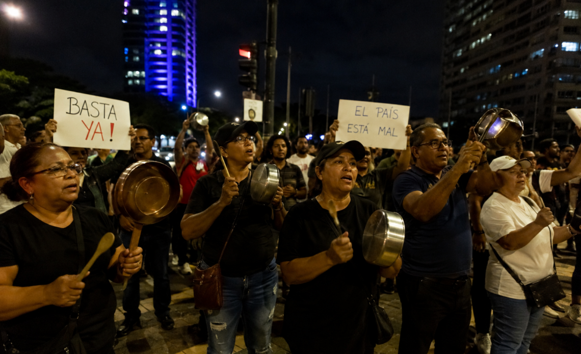 Ciudadanos de Santo Domingo protestan con cacerolazos ante la situación del país
