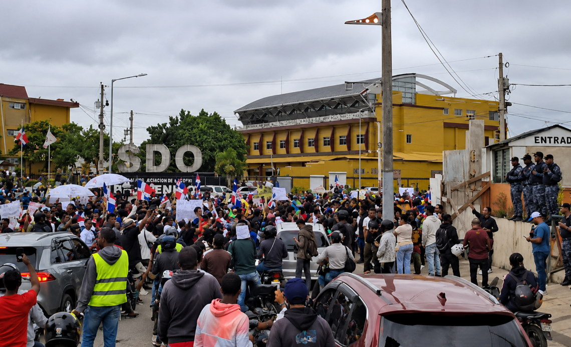 Cientos se manifiestan en la Plaza de la Bandera contra el Código Penal y el alto costo de la vida