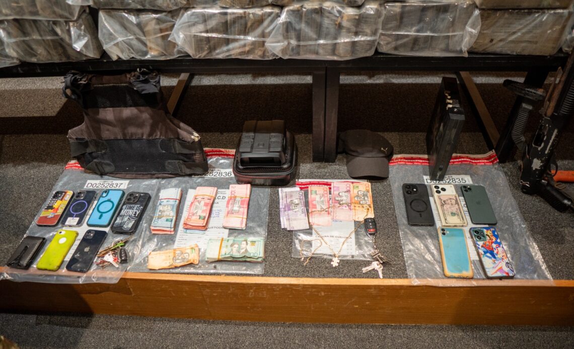 DNCD Detiene a Tres Individuos e Incauta 237 Paquetes de Sustancia Sospechosa de Cocaína en Santo Domingo