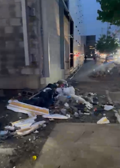 Construcción en Avenida Charles Sumner Obliga a Peatones a Usar la Calzada