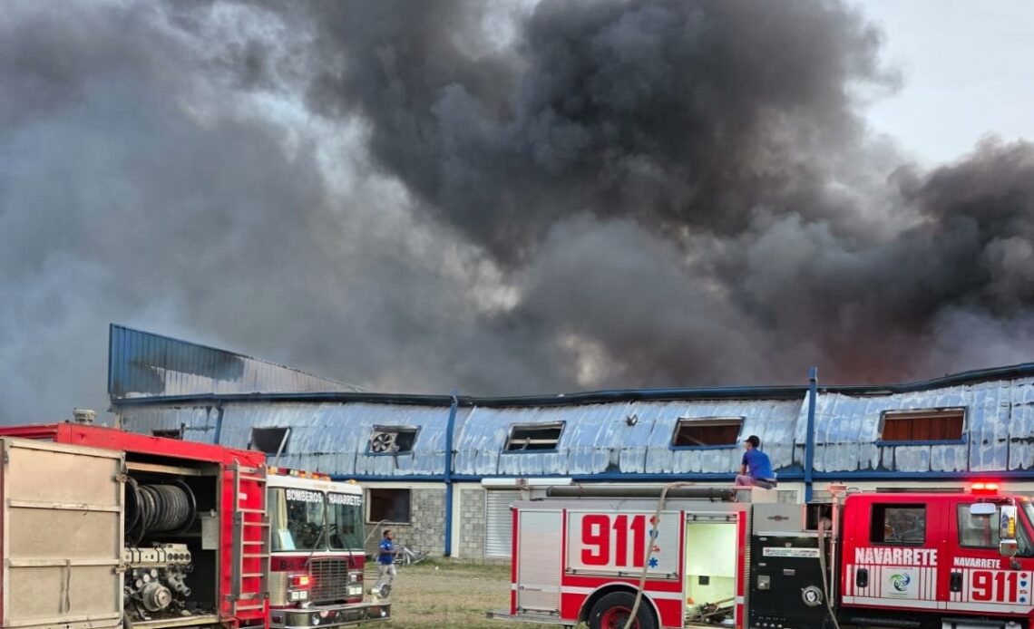 Incendio en Navarrete: Bomberos Combaten Fuego en Parque Industrial Los Candelones