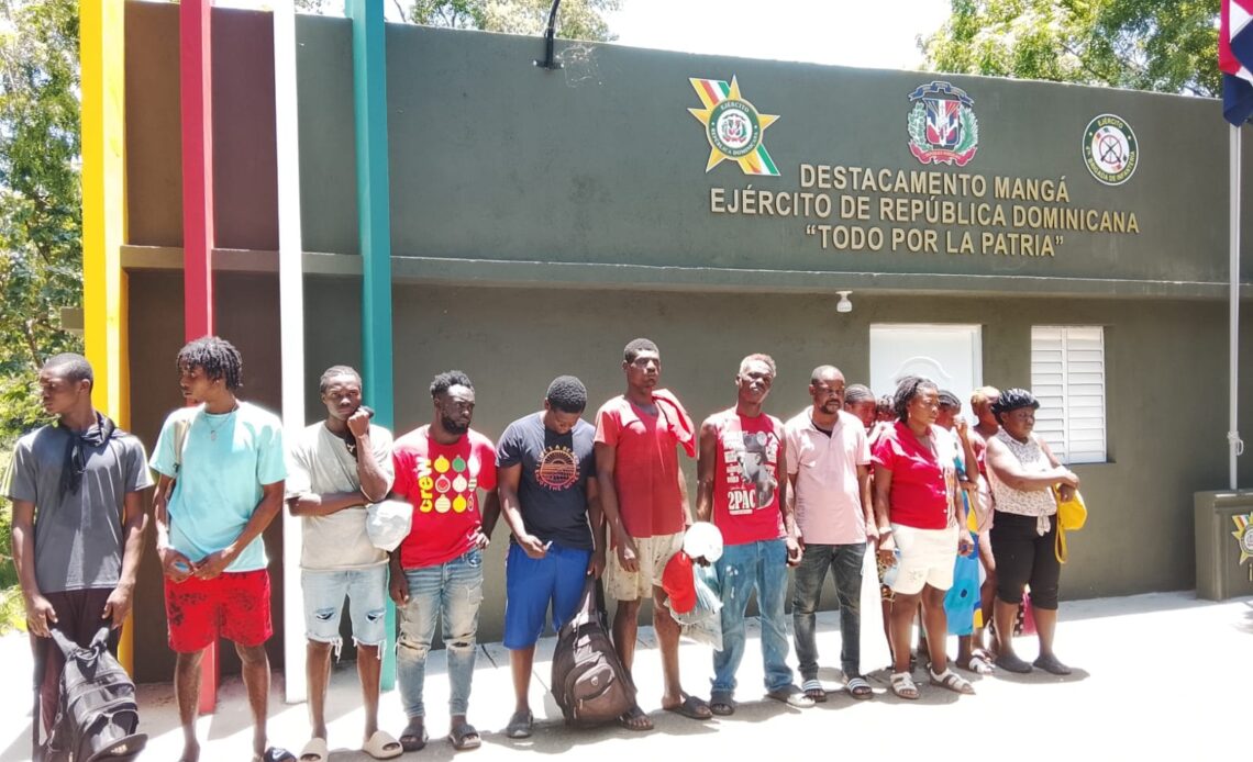 Intervenciones Militares en Montecristi y Santiago Rodríguez Resultan en la Detención de 25 Indocumentados Haitianos