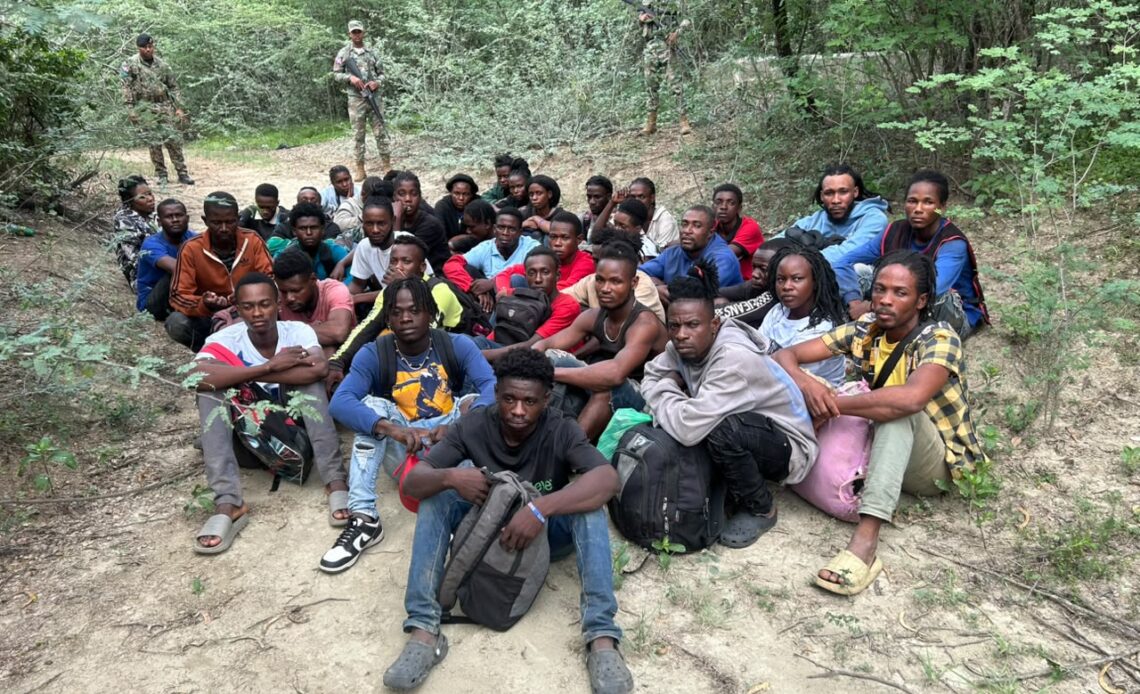 Fuerzas Armadas detienen a 82 inmigrantes haitianos irregulares en Dajabón y Valverde