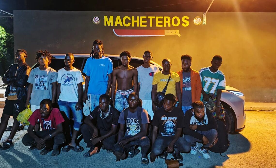 Capturan a Presunto Traficante y Rescatan a 22 Migrantes Indocumentados