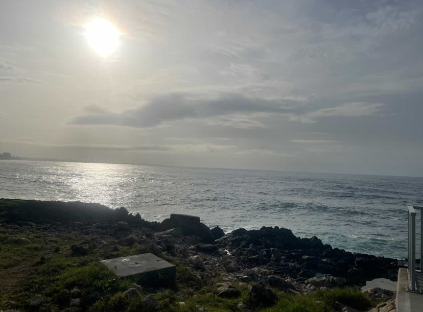 Polvo del Sahara y sistema anticiclónico mantienen altas temperaturas y cielo grisáceo en República Dominicana