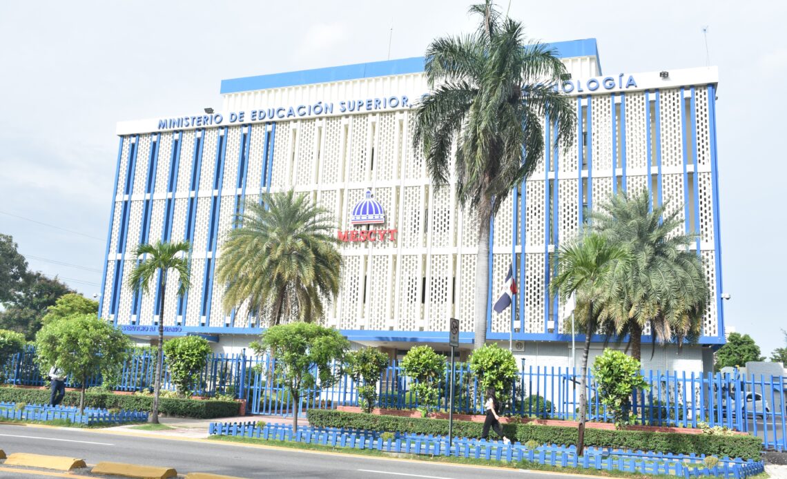 Mescyt Identifica Más de Mil Becarios de la UASD Sin Requisitos; 606 Perderán el Apoyo Económico