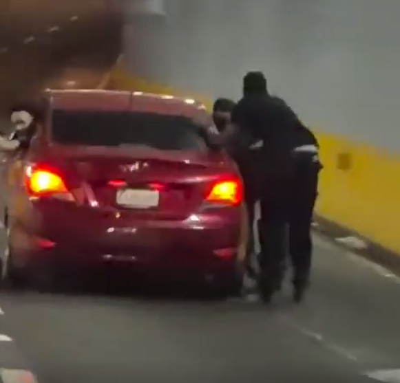 Joven patinador sufre caída tras sujetarse de un vehículo en paso a desnivel