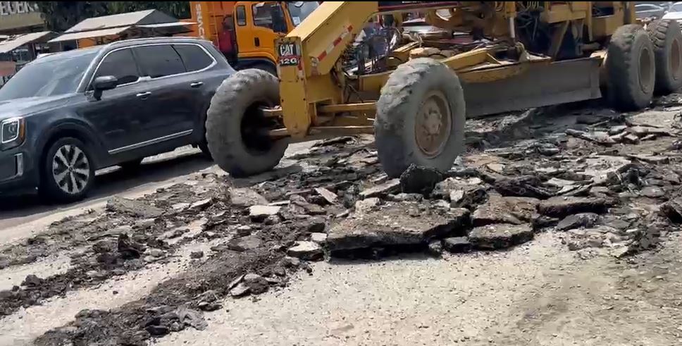 Gobierno comienza restauración de la vía principal en Hato Nuevo tras peticiones vecinales