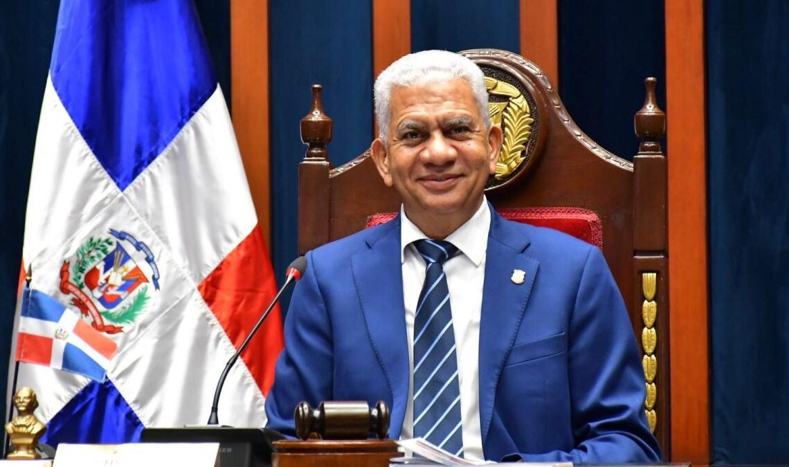 Presidente del Senado Confirma que el Nuevo Código Penal No Prohíbe las Peleas de Gallos
