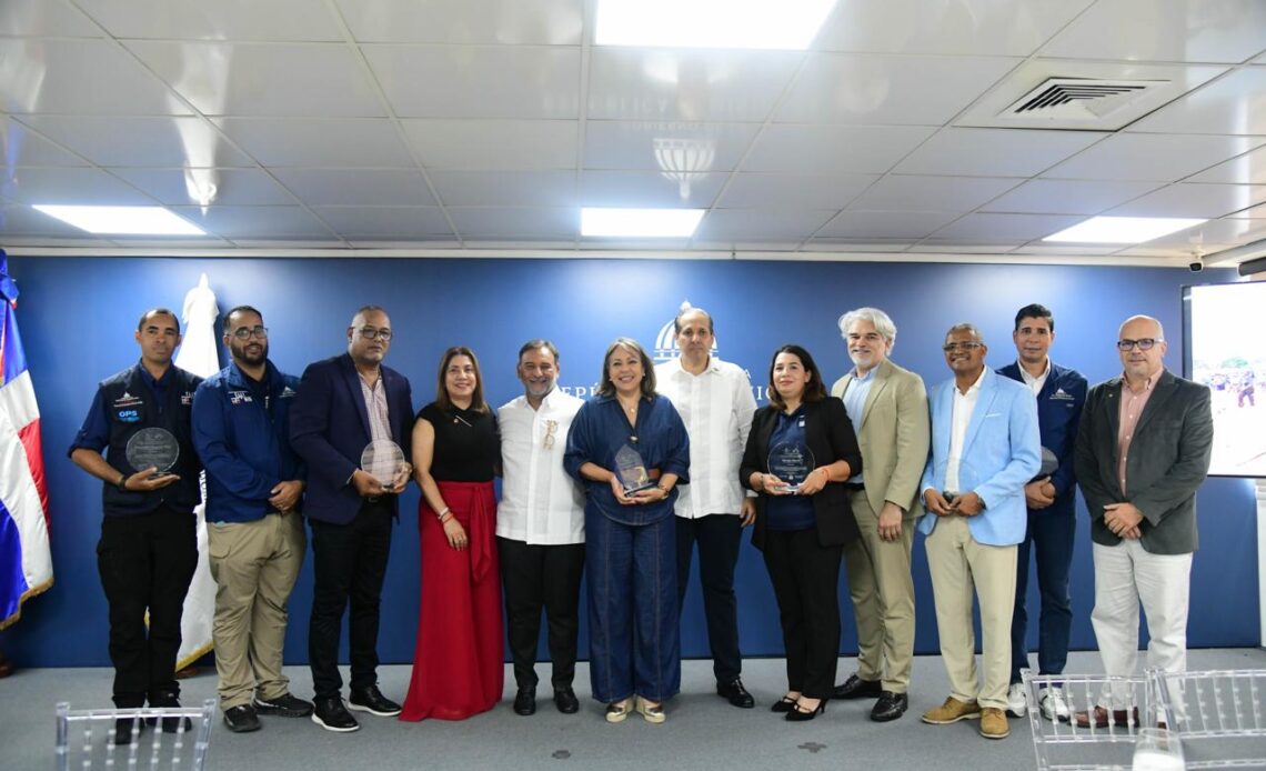 Salud Pública Otorga Reconocimiento a 40 Profesionales Dominicanos por su Labor Humanitaria en Venezuela