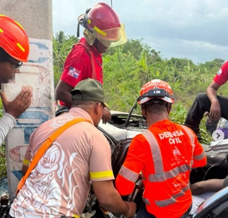 Hombre Rescatado con Vida de Vehículo Tras Accidente en Carretera de San Pedro de Macorís