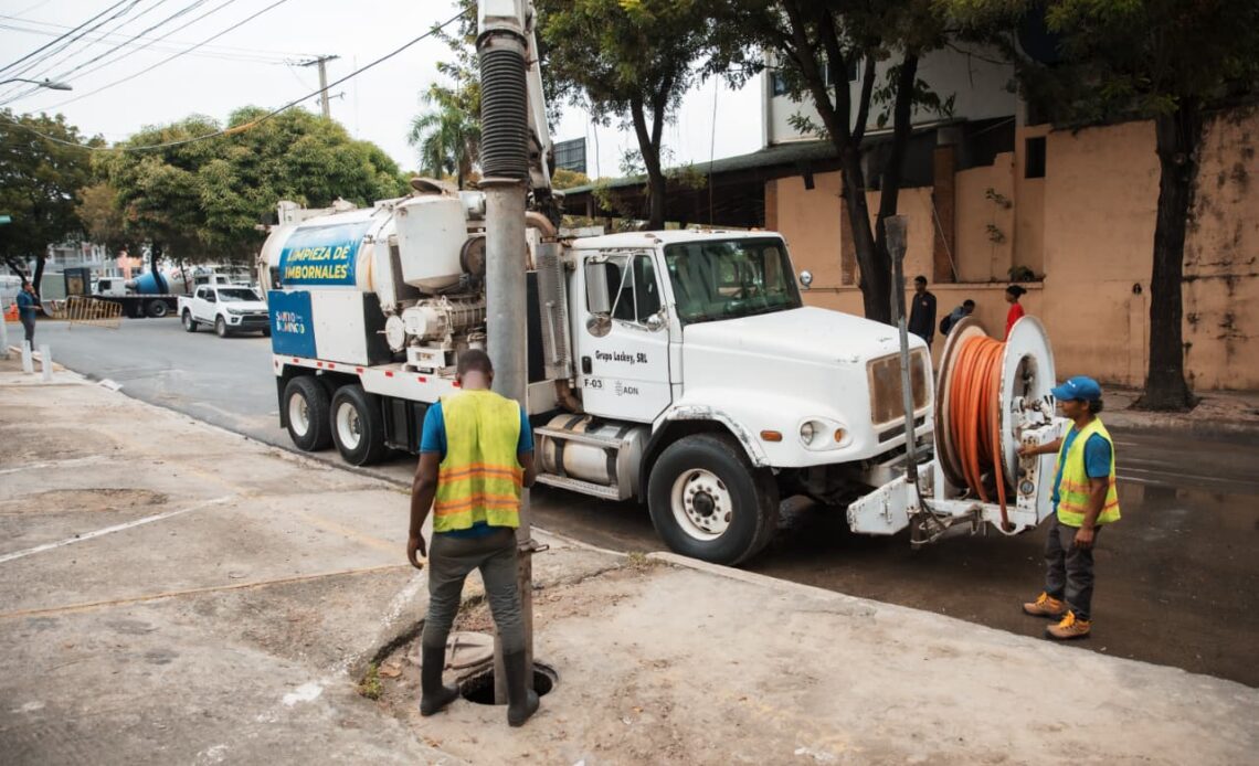 Ayuntamiento de Santo Domingo Continúa Limpieza Preventiva de Drenajes por Previsión de Lluvias