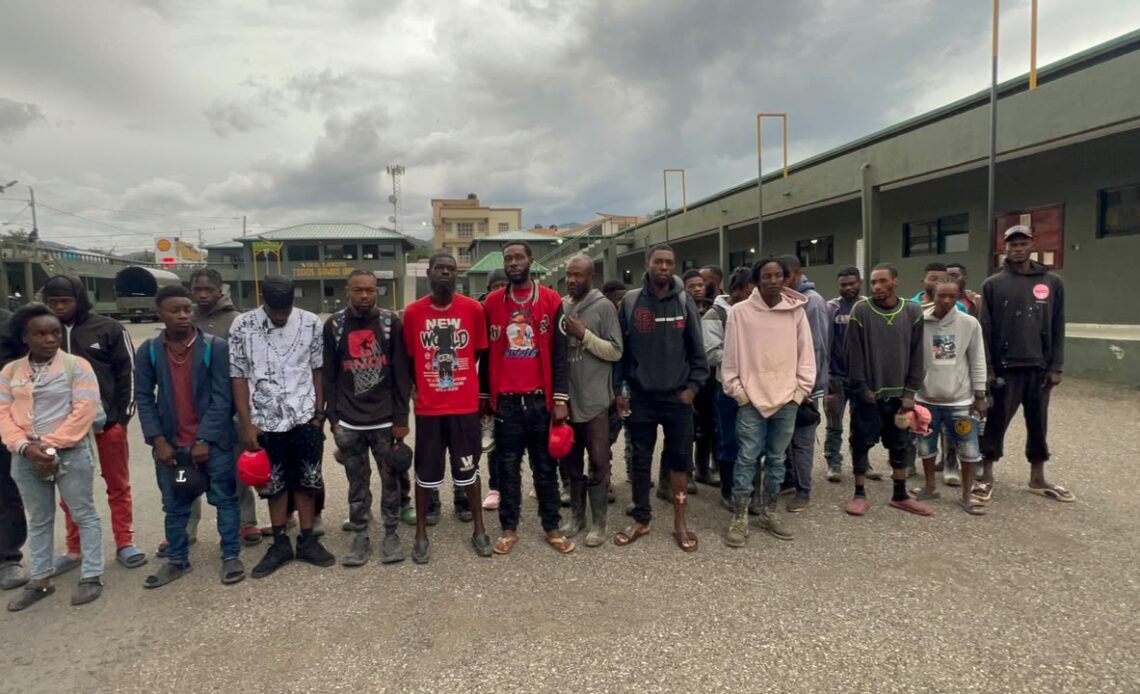 Ejército Dominicano Intercepta a Treinta Migrantes Haitianos Irregulares en Constanza