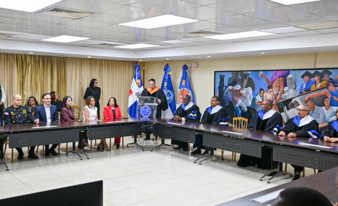 La UASD Otorga el Título de Profesor Honorario a Eduardo Sanz Lovatón por su Contribución al Desarrollo Nacional
