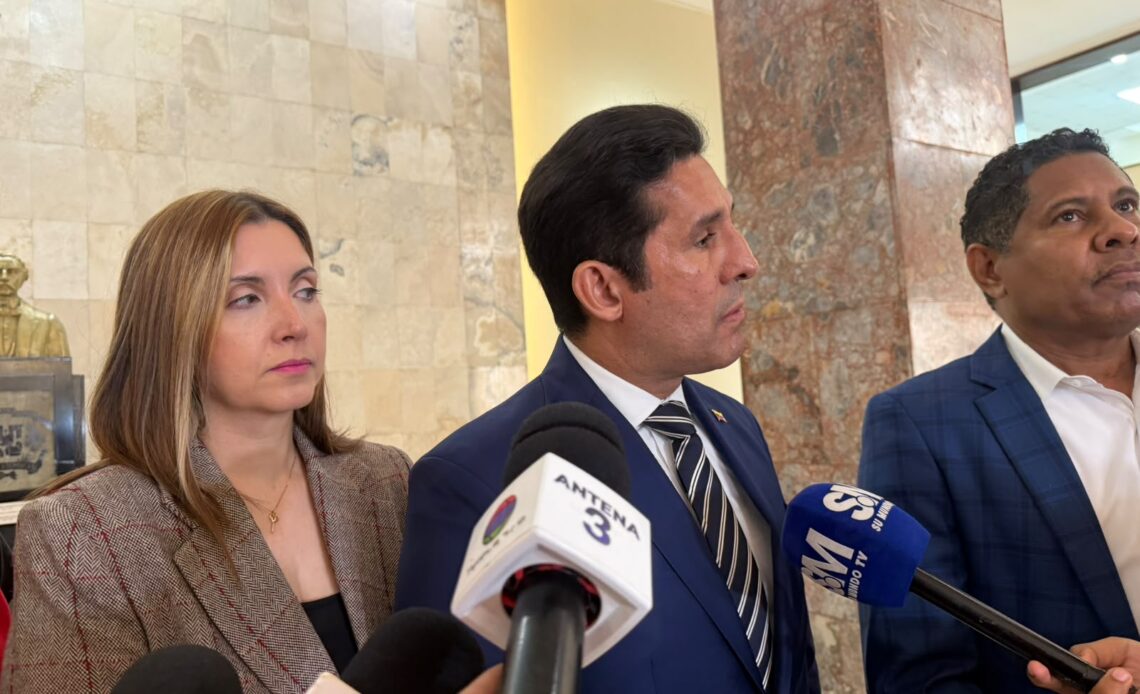 Comunidad venezolana en RD busca apoyo legislativo para agilizar trámites migratorios