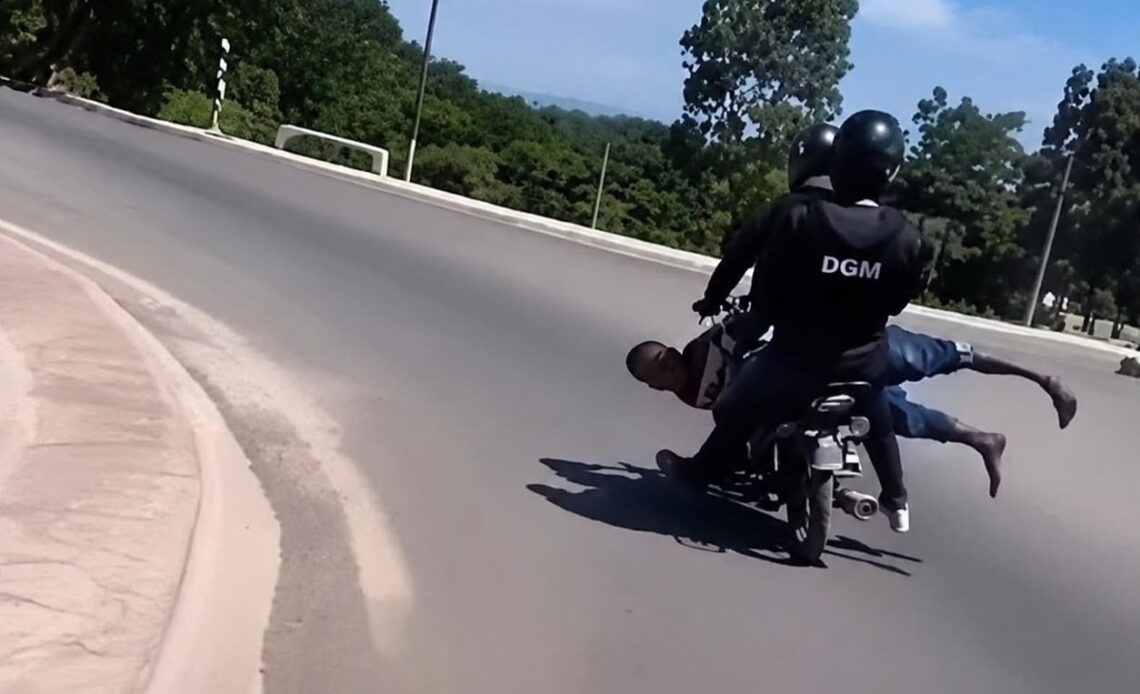 Agentes de Migración Bajo Investigación por Traslado Irregular de Inmigrante Haitiano en Motocicleta