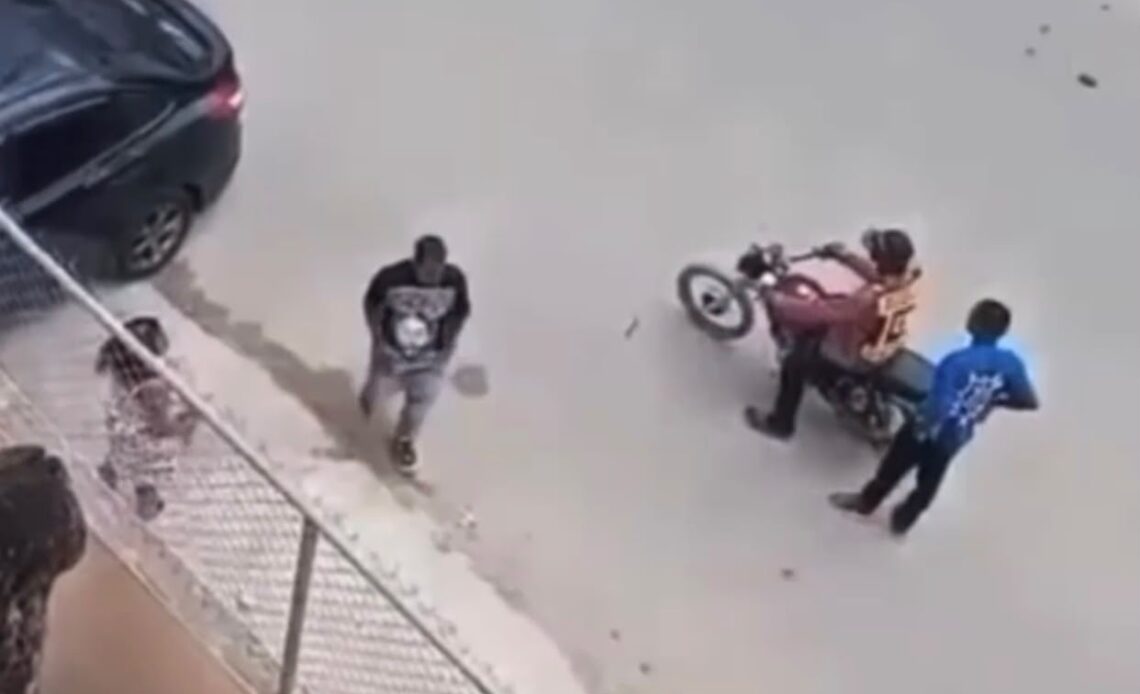 Detenidos tres individuos por agresión a una mujer y destrozos a su automóvil