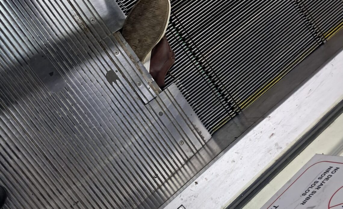 Calzado provoca avería en escalera mecánica de la estación María Montez del metro