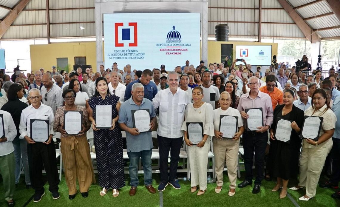 Presidente Abinader Otorga 400 Títulos de Propiedad en Pepillo Salcedo y Enfatiza Desarrollo de Manzanillo