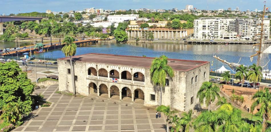 El Ministerio de Turismo Finaliza la Restauración del Alcázar de Colón e Inicia Modernización del Alumbrado Público